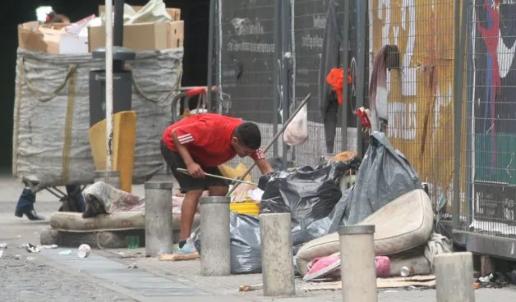 Según el INDEC la pobreza cayó al 31,6% en el primer semestre, ante desaceleración de la canasta básica