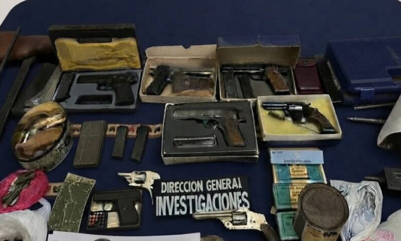 En un allanamiento encuentran pistolas, armas largas, granadas y hasta un proyectil antiaéreo en una casa de Villa Las Rosas