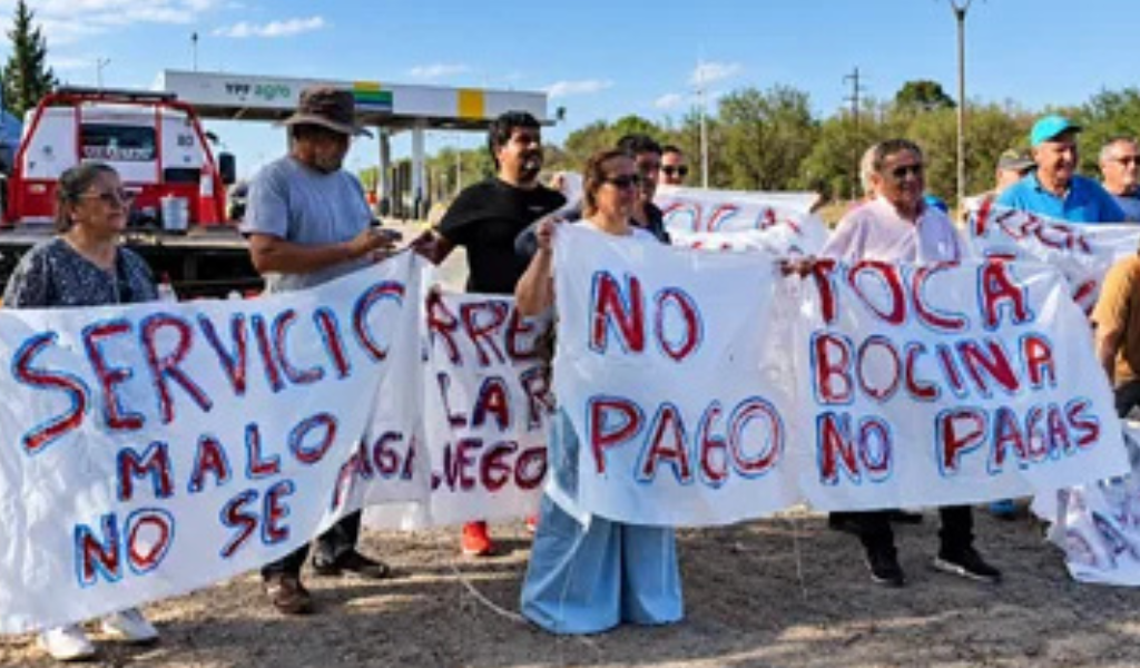 Rosarinos y metanenses se manifestaron: "No queremos pagar el peaje hasta que reparen la ruta 9/34"