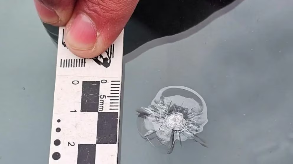 "Micrometeoritos" Les causaron un buen susto: Una lluvia de diminutas partículas impactaron sobre los vehículos de geólogos salteños