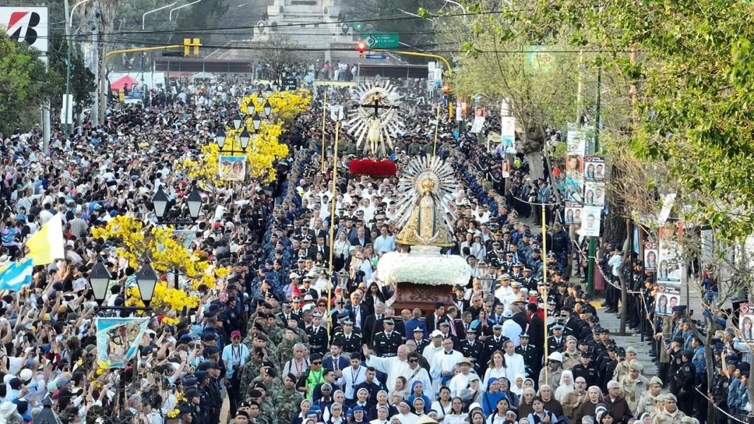 Un Mar de Pañuelos Blancos: Salta se Rinde a sus Patronos en una Procesión de Fe Inquebrantable