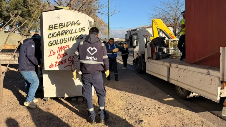 El Municipio recuperó tres nuevos espacios públicos en la Av. Roberto Romero: Se retiraron 2 estructuras y se demolió otra
