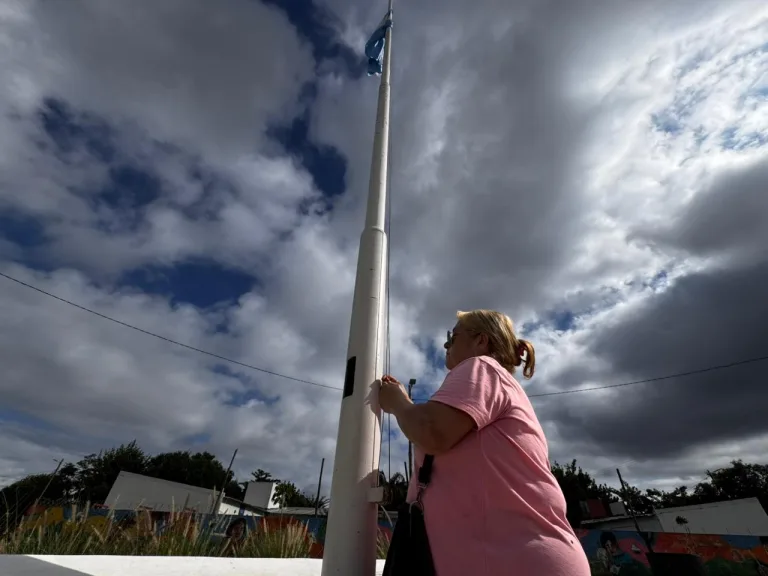 Viva la Patria: Recambian banderas y mástiles en diferentes puntos de la ciudad