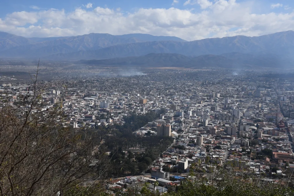¡Atención! Rige un alerta por incendios forestales en la ciudad de Salta. Por emergencias o denucnias llamar al 911 o al 105