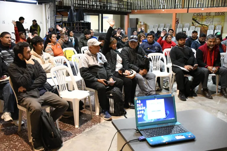 Con gran convocatoria la Escuela de Emprendedores continúa dictando capacitaciones de plomería en los barrios de la ciudad