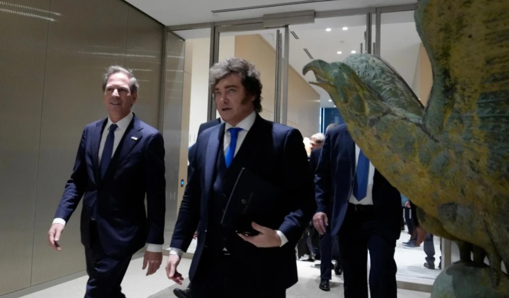 Milei fue a pedir inversiones a EE.UU. y dijo que los que defienden la industria nacional son chorros