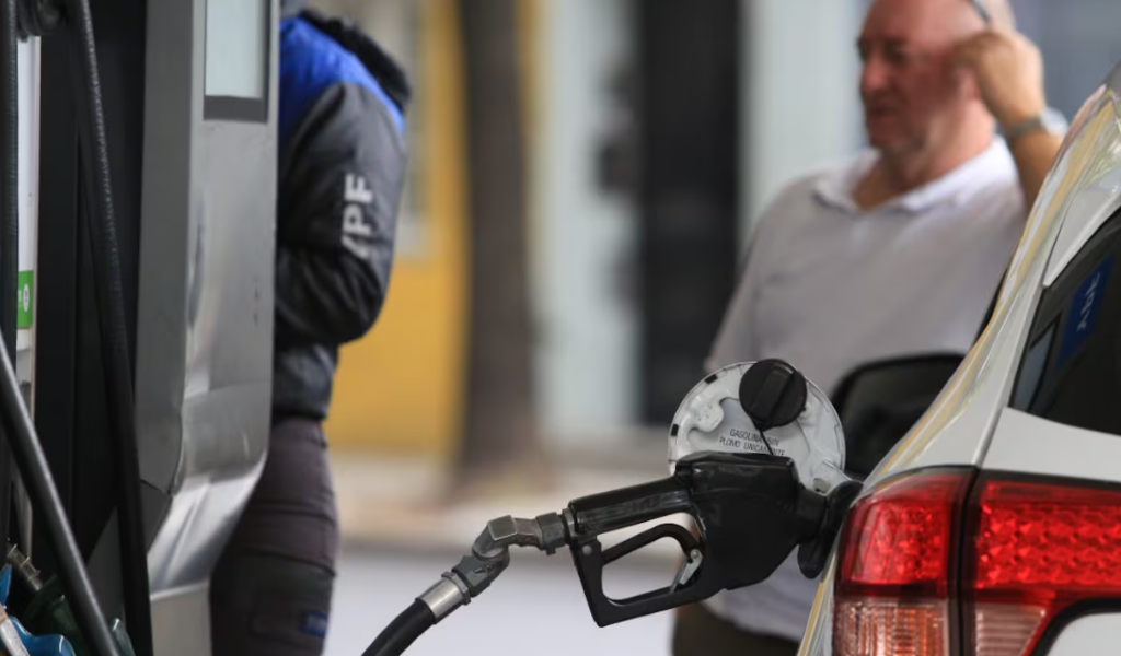 El Gobierno Nacional vuelve a aplicar desde este 1° de mayo una suba parcial del impuesto a los combustibles
