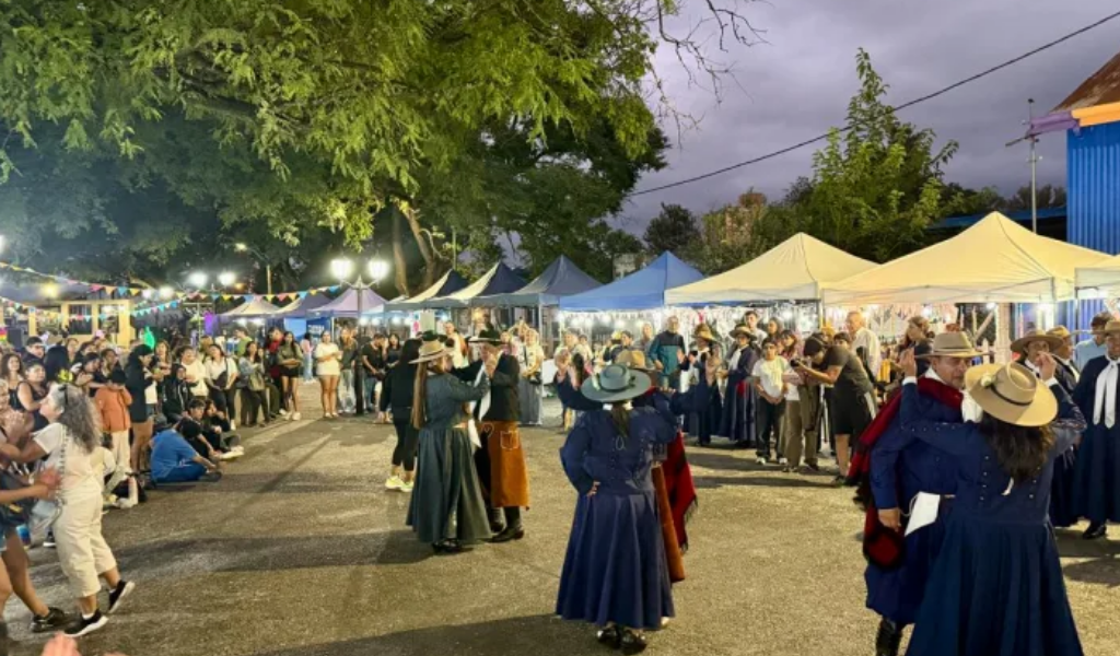 Vecinos y turistas vivieron a pleno el Día del Artesano en el Paseo Ameghino