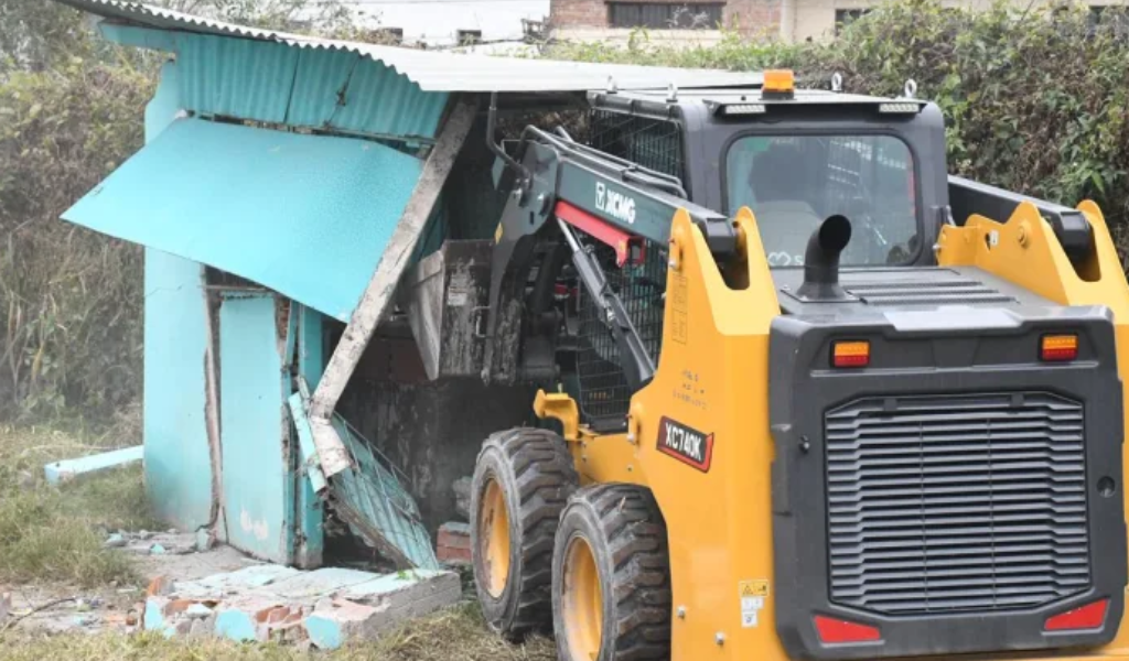 Tras los reclamos de los vecinos el municipio de Salta retiró tres estructuras abandonadas en Av. De las Américas