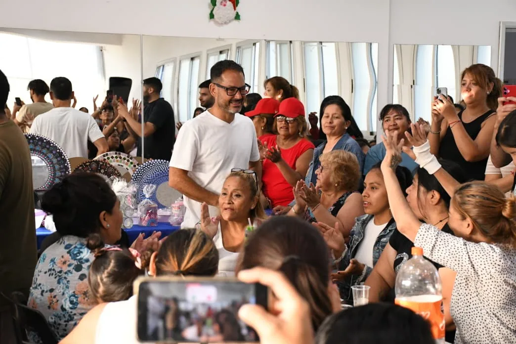 Junto a vecinas de la zona sureste, Emiliano anunció la renovación de la avenida Discépolo