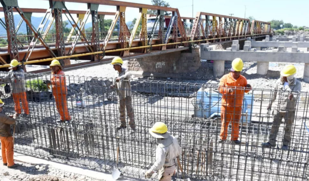 La próxima semana iniciará la colocación de vigas del primer puente sobre el río Vaqueros