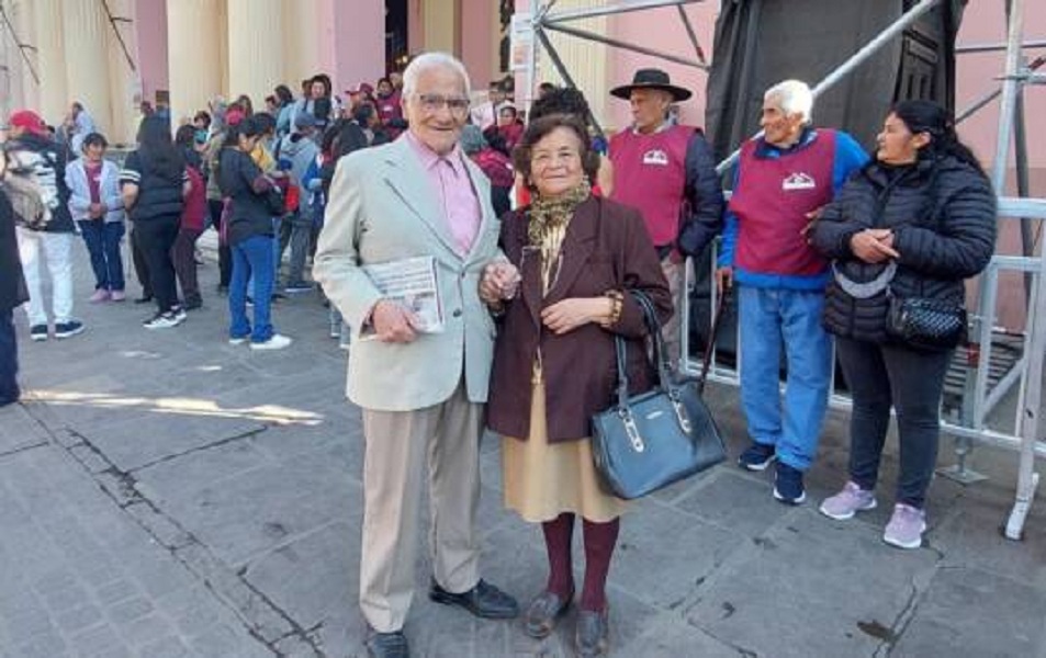 "Seamos felices con lo poco que tenemos": La lección de un matrimonio que celebra 60 años de amor y devoción en la Fiesta del Milagro