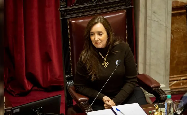 Javier Milei modificó su viaje al exterior para que Victoria Villarruel no sea quien desempate la votación por la Ley de Tierras