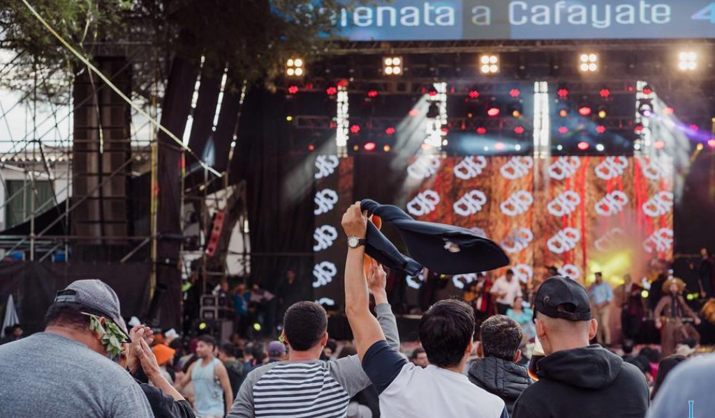 Más de 12 mil personas disfrutaron de la segunda noche de la Serenata a Cafayate. La policía informó que no hubo incidentes