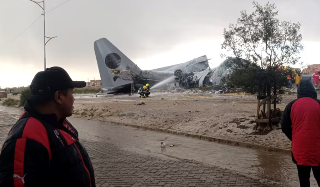 En Bolivia un avión que transportaba dinero se estrelló sobre una avenida y lo saquearon: hay 15 muertos