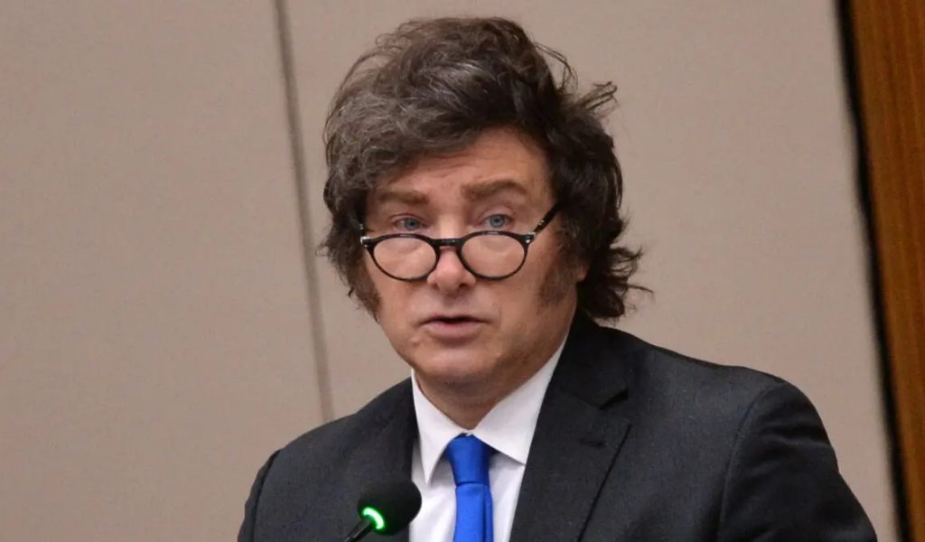 La imagen de Milei está en su punto más bajo desde que asumió. Pero el Presidente pasea por el mundo y juega a la guerra