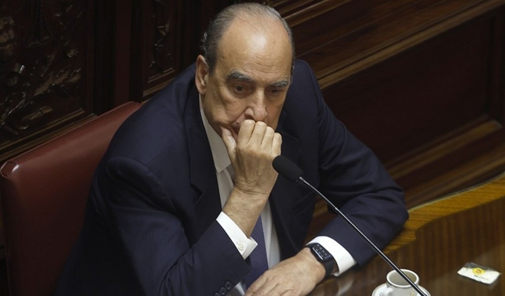 Francos molesto con Toto Caputo porque le licúa la relación con los gobernadores