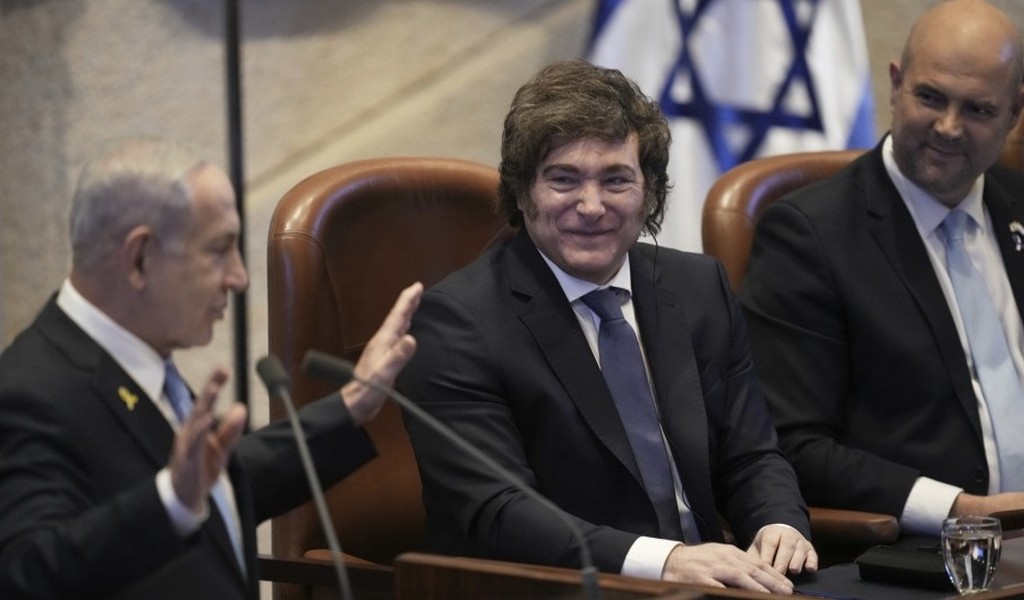 Ordenan reforzar la seguridad en las embajadas ante el alineamiento de Milei con Israel 