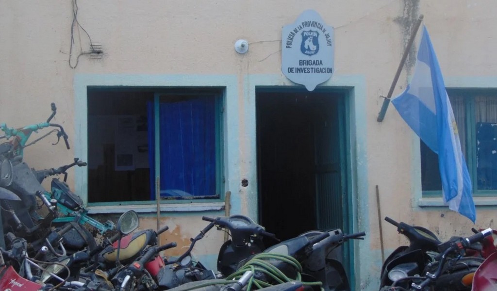 Delincuentes robaron un taxi  en Jujuy a punta de pistola y  lo abandonaron en Salta