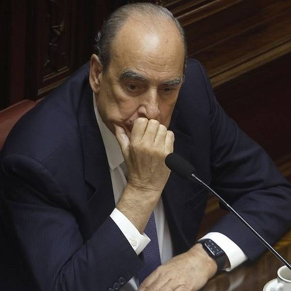Francos molesto con Toto Caputo porque le licúa la relación con los gobernadores
