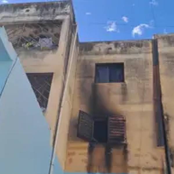Un terrible incendio en un departamento de Barrio Castañares dejó al edificio al borde del colapso. hay dos heridos