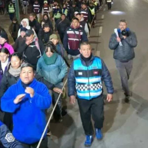 ¡Nadie camina solo! El emotivo acompañamiento policial a los miles de peregrinos del Milagro 2026