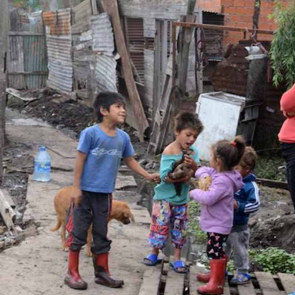 UNICEF Argentina dio a conocer que la pobreza en hogares con niños y adolescentes experimentó un descenso significativo: Pasó del 48% al 31% en el último año