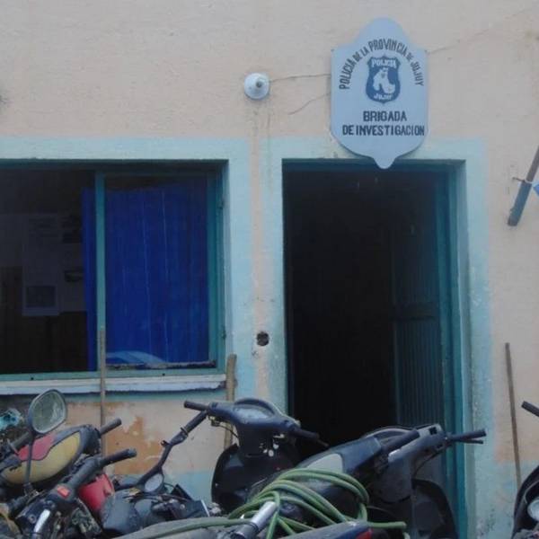 Delincuentes robaron un taxi  en Jujuy a punta de pistola y  lo abandonaron en Salta