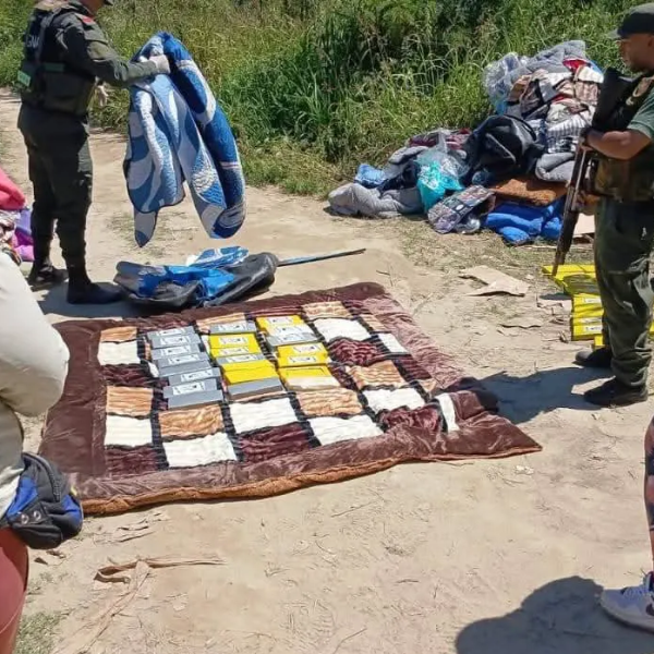 Gendarmes en Orán atraparon a dos hombres con más 46 kilos de cocaína en medio del monte
