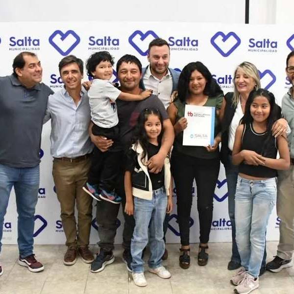 Más de 70 familias recibieron las escrituras de sus terrenos