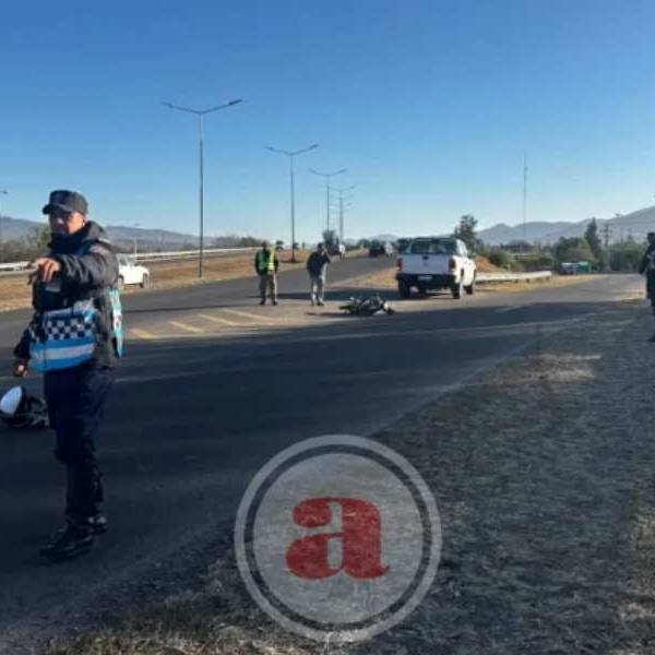 En una de las bajadas de Avenida Bolivia una camioneta embistió a un motociclista quien resultó gravemente herido