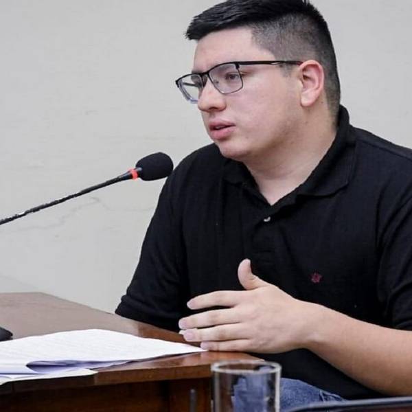 El Ministerio de Educación dispuso la cesantía de los cargos docentes del exconcejal de la LLA Pablo López