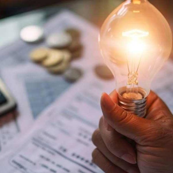 Tremendo golpe al bolsillo: Ya rige el nuevo esquema en subsidios para la tarifa de luz con un fuerte ajuste para los hogares