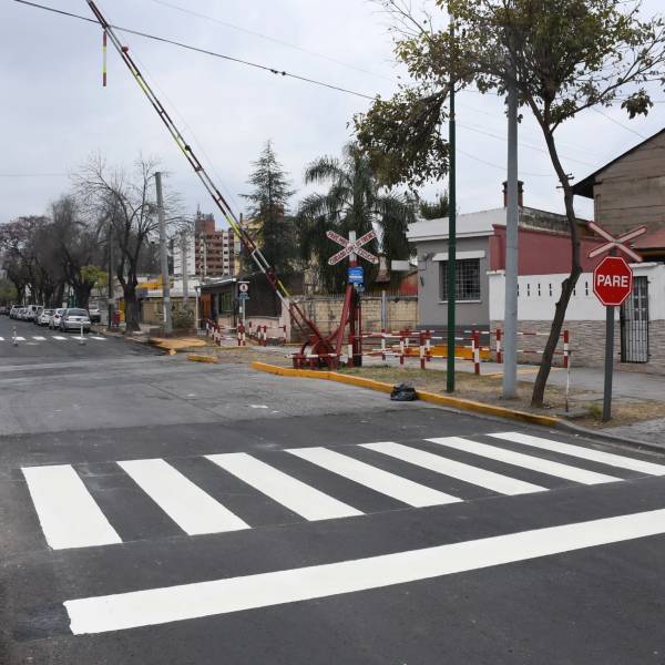 Siguen pintando sendas peatonales en barrios y en el centro de la Ciudad: Lo deben respetar tanto peatones como conductores