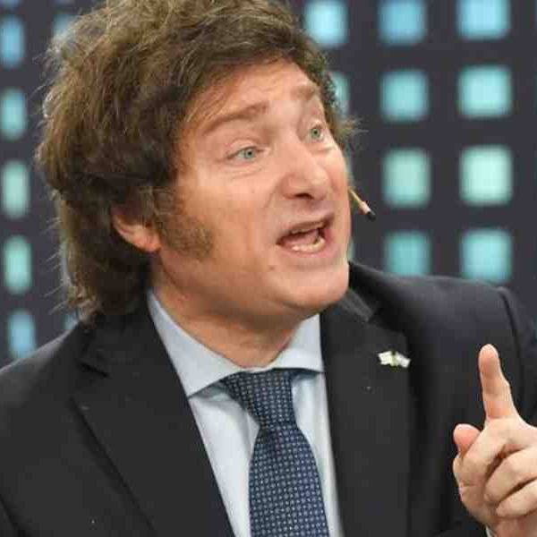 Milei criticó de nuevo a la Scaloneta por mostrar la bandera de Malvinas: 