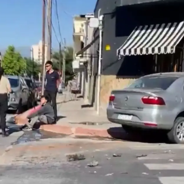 Un joven sacó el auto del padrastro, chocó un colectivo y se fugó en moto para volver a chocar en pleno centro salteño