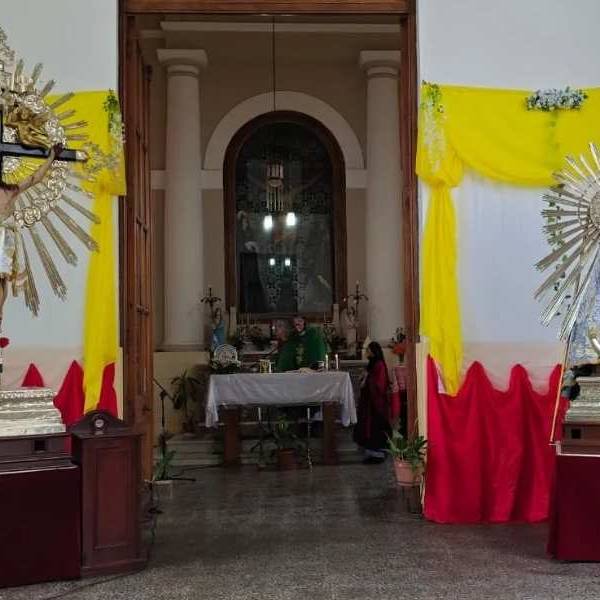 Las imágenes peregrinas del Milagro fueron recibidas en el cementerio De la Santa Cruz