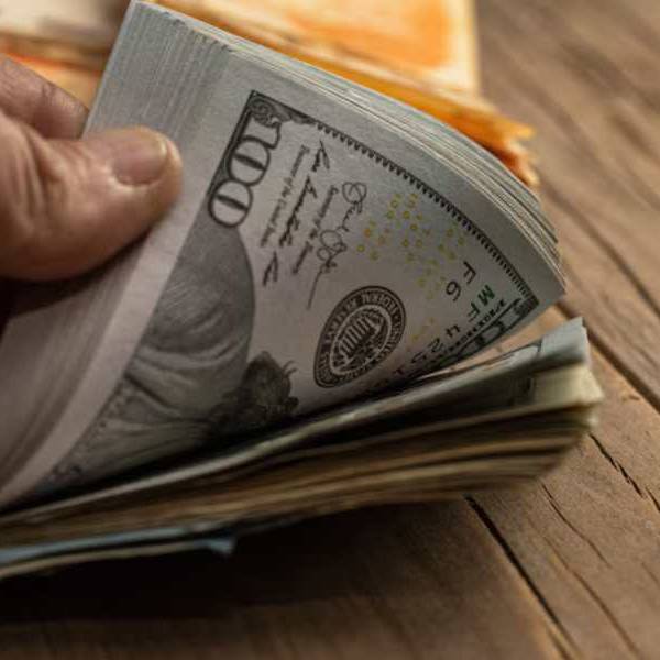 En vista a las elecciones de octubre el Gobierno se prepara para mantener al dólar a 1.300 pesos ¿Y después?