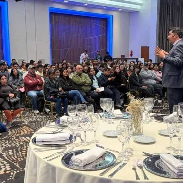 300 personas participaron de una formación para mozos de eventos, organizada por la Municipalidad de Salta y UTHGRA