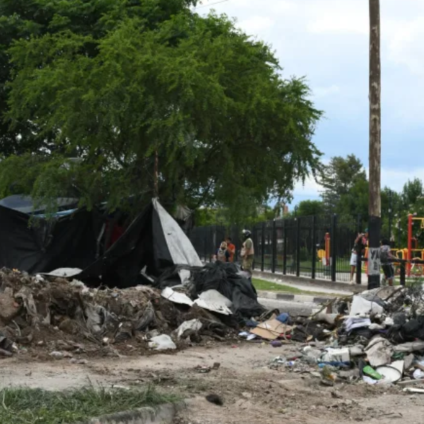 Vecinos del barrio Fraternidad ya no sufrirán inconvenientes por un acumulador de residuos: La muni limpio todo el lugar