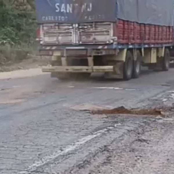 Cansados que Nación no responda vecinos de Embarcación tapan los baches de RN 34