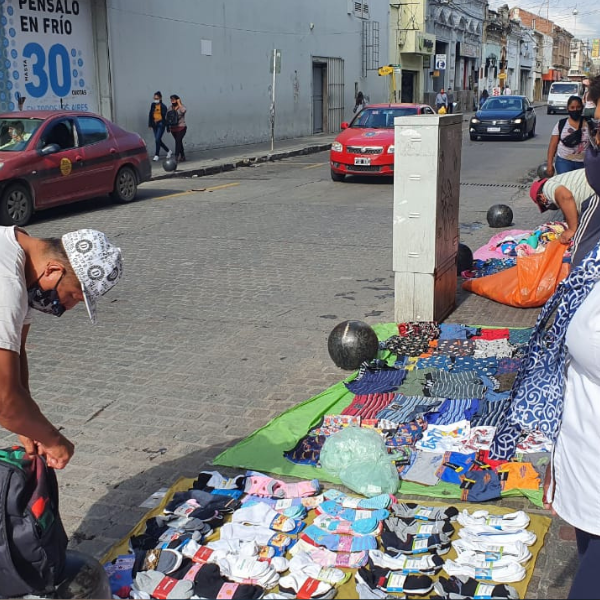 Por la crisis económica la venta ambulante en Salta creció entre un 20% y 30%