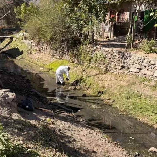La Municipalidad limpió el canal pluvial de Villa Juanita y  le pide a los vecinos que ¡no tiren basura!