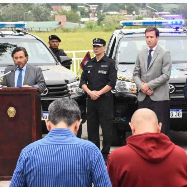 Sáenz entregó 13 nuevas camionetas a la Policía de Salta y destacó el trabajo que realiza con la Municipalidad de Salta por la seguridad de la Ciudad