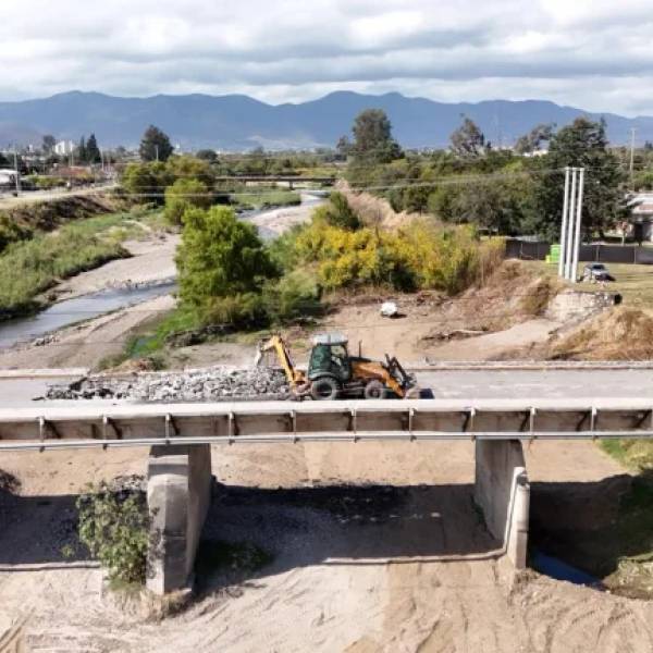 La Municipalidad comenzó la demolición de la estructura de hormigón del viejo puente de Santa Lucía