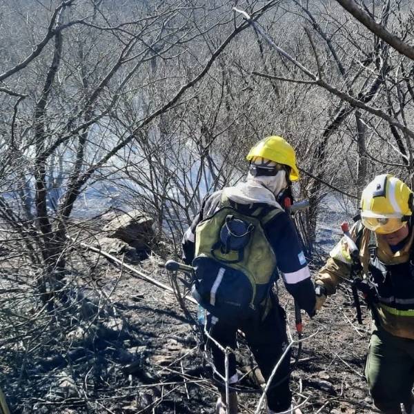 Personal de Protección Ciudadana intervino en un incendio en el cerro San Bernardo