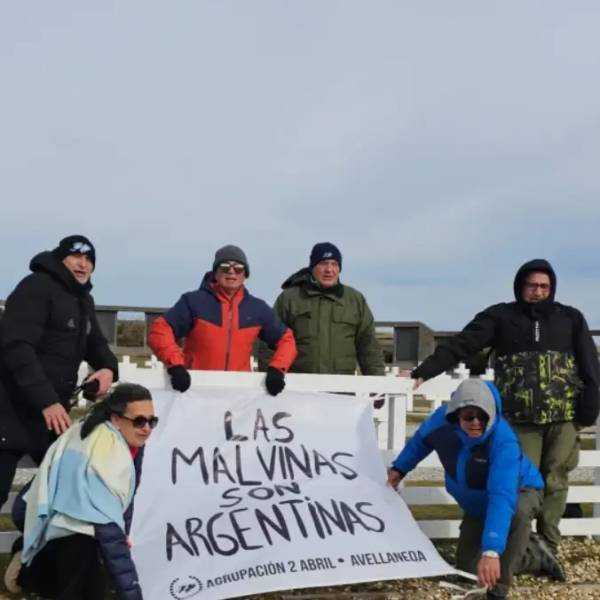 Una réplica de la bandera de Malvinas que exhibió la selección en el mundial llegó a las islas