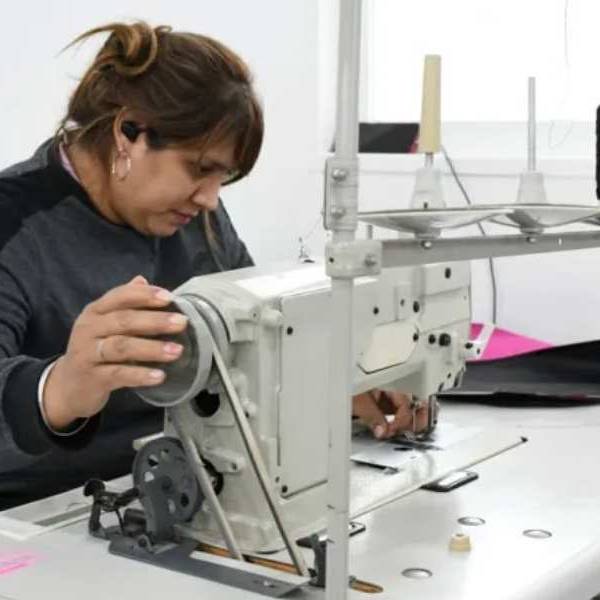 Aprender para emprender: Inicia el taller de costura de invierno en la Fábrica Municipal de Alto La Viña