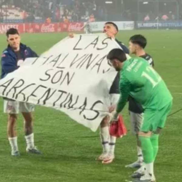 En Uruguay jugadores de Tigre desplegaron una bandera de Malvinas réplica del festejo del Mundial 2026