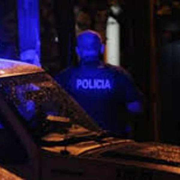 Unos 10 menores se enfrentaron a policías salteños: hirieron a un efectivo y rompieron el movil